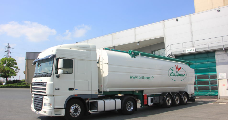 Nutrition animale : Photo d'un camion d'aliment Bellanné prêt pour le transport