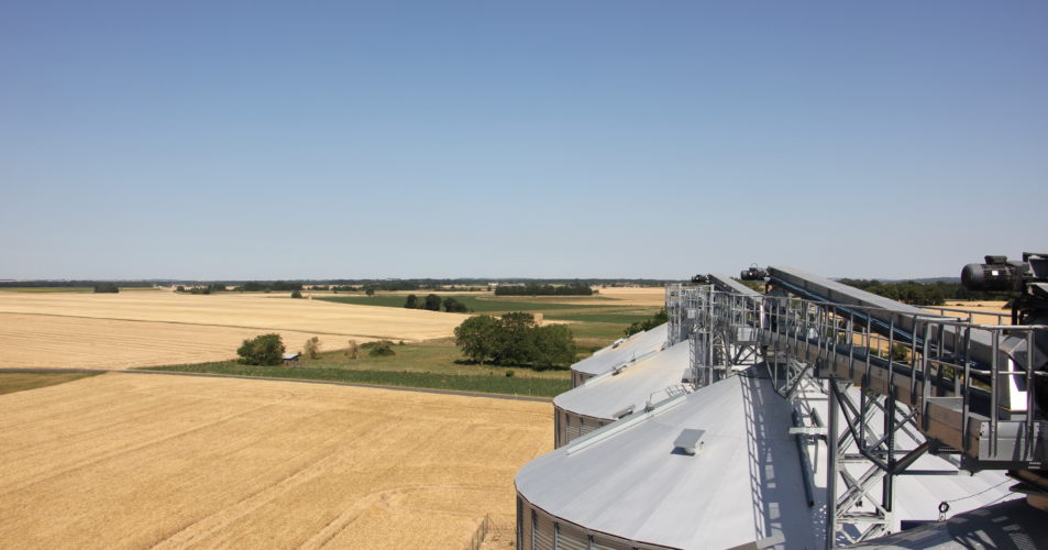 Ceci est une photo d'un champs en hauteur depuis un silos Bellanné, Négoce Agricole